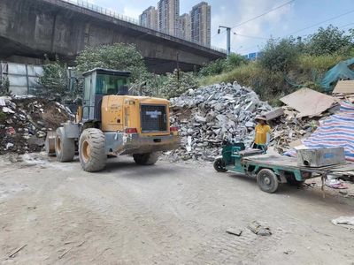 连夜清运解民忧，强化管理防扬尘——城市建筑垃圾处置的街道实践